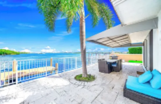 Waterfront Antique Mansion! Heated Pool+Hot Tub!