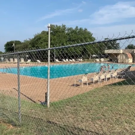 Lake Access / Pool / Private Patio / BBQ  / WiFi / Free Parking / Self Check-in