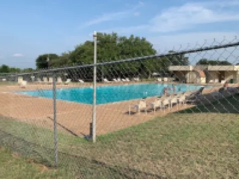 Lake Access / Pool / Private Patio / BBQ  / WiFi / Free Parking / Self Check-in