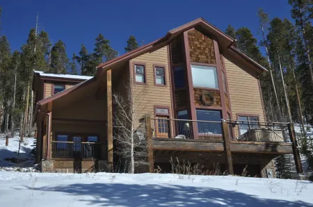 Mountain Home, 4 Min to Gondola & Town. Majestic Views of Ski Slopes. Hot Tub Отели рядом с достопримечательностью «Riverwalk Center at Breckenridge»