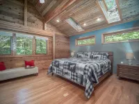 The Chalet - Family-Friendly Waterfront Vacation Home on Crystal Lake فنادق في Harrison