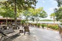 SeaGlass Kiawah – Stylish Cottage Steps from Beach, Pools & Golf