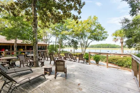 SeaGlass Kiawah – Stylish Cottage Steps from Beach, Pools & Golf