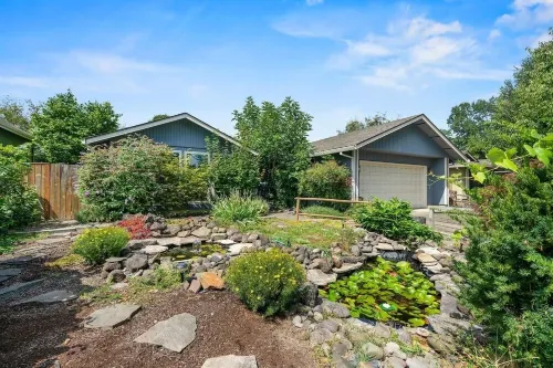 Wine Country Garden Retreat & Free Wine Tastings! - 3-Star