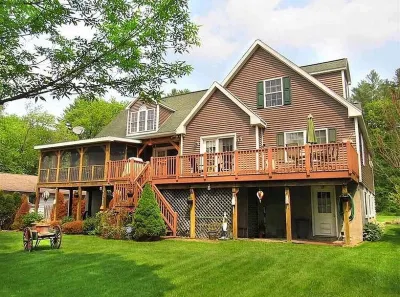 Beautiful 5 bedroom Waterfront House w/skiing/snowboarding/snow mobile path near