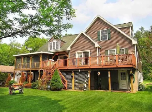 Beautiful 5 bedroom Waterfront House w/skiing/snowboarding/snow mobile path near