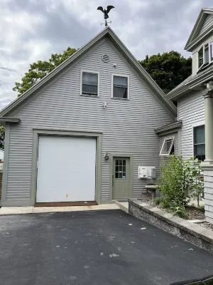 "LOFTY-DIGS"  A private, spacious studio in downtown Bangor. Các khách sạn gần Paul Bunyan Statue
