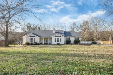 Lakefront, Swimming pool family home minutes from downtown Nashville
