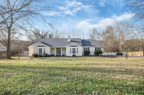 Lakefront, Swimming pool family home minutes from downtown Nashville