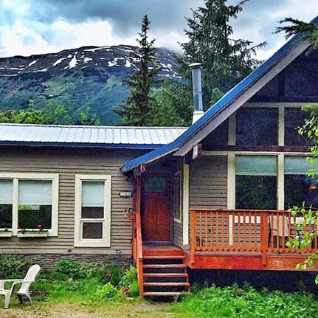 Awesome Fully Furnished Ski Chalet for 6 is Close to Slopes!