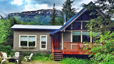 Awesome Fully Furnished Ski Chalet for 6 is Close to Slopes! Hotel dekat Portage Glacier