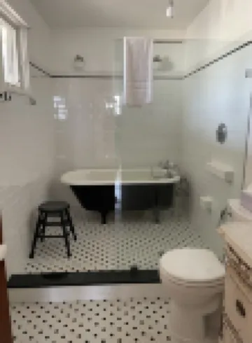 WATERFRONT COTTAGE WITH PRIVATE BEACH! On Beach Point in Truro... Not a condo...