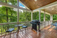 Walk to Downtown Cashiers!CharmingSecluded Cottage w/Resort Access –Pet Friendly