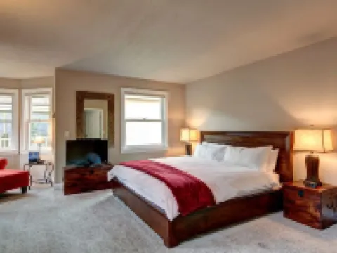 Downtown 4 Bed/3 bath Historic District - Hot tub/mtn views /grassed fenced yard