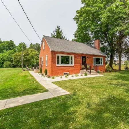Unique Cottage + King Bed + Kids toy room