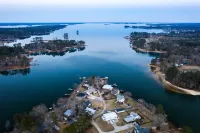 10 Mile View on Lake Murray, SC, Putting Green, Hot Tub, Lake Edge Fire Pit - 4-Star