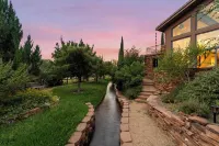 Luxury Home Cathedral Rock Views, Large Property with a Stream/ Lush Fruit Trees