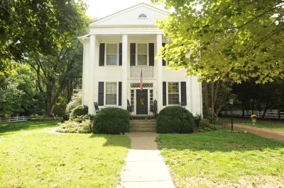 Studio Home, Walk to Downtown Franklin, Pets, Big Yard & Operated by Locals Franklin on Foot 주변 호텔