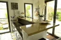 Quiet, bright upscale holiday cottage in the center of Bayeux, with garden