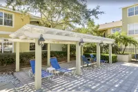 Minutes away from beach, Best Rate, Pool, Free parking and King Bed.
