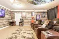 The Rustic Retreat: Heated Pool, Movie Theater, Event Rental !! Hotels in Palm Bay