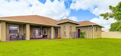 Spacious 4-bedroom house in pleasant Port St. Lucie with AC, WiFi