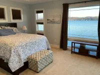 Stunning Lakefront Family Friendly getaway