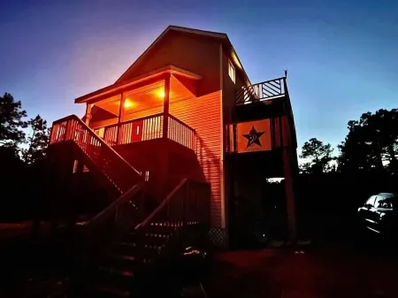 Horse Inn Around:  Pet Friendly-so Bring the Whole Family!  Just 3 Mins to Beach