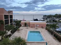 Wonderful condo, fabulous view overlooks Marina - Month stay discount
