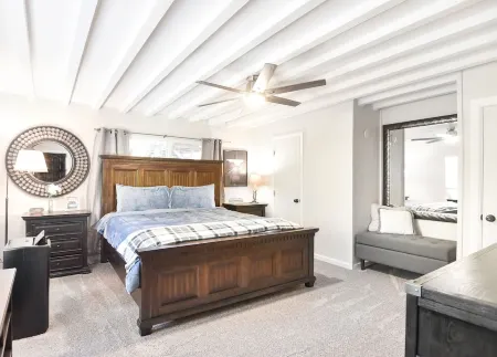 Oak Creek Retreat - Cozy Cabin by the River. Fish Hike Swim Pets OK Отели рядом с достопримечательностью «Парк штата Слайд Рок»