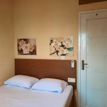 Tiga-Tiga Homestay Anyer Отели рядом с достопримечательностью «Пляж Anyer»