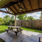 Cheerful 3-Bedroom Home With Back Yard and Garage in Houston Hotels in North Houston
