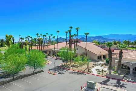 Stylish 2-bedroom condo in Palm Desert with WiFi, AC, and a golf course!