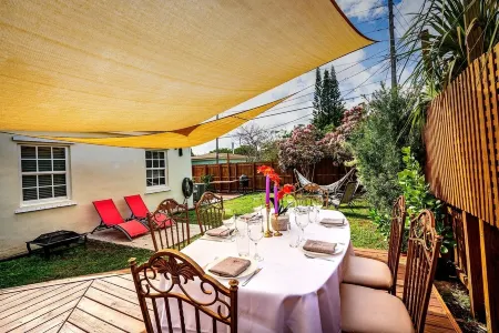 Tropical Retreat. Stunning Home in North Miami Beach. Отели рядом с достопримечательностью «Ancient Spanish Monastery»