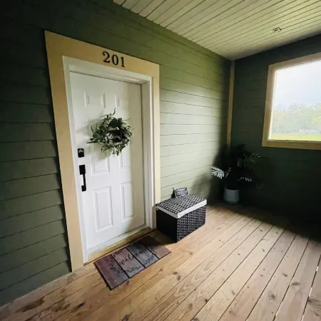 Cozy 2-bedroom apartment in lovely Zephyrhills with WiFi, AC