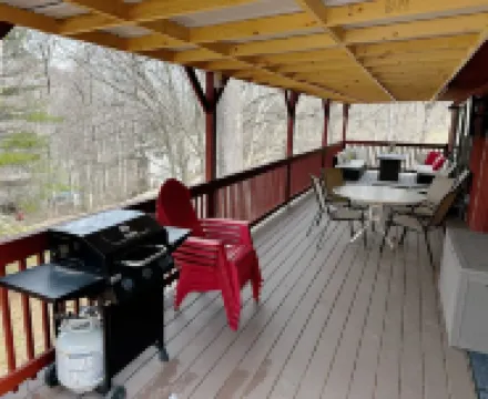 Secluded, yet centrally located. Quiet Retreat. EV charger friendly