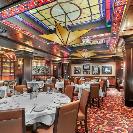 Golden Nugget Las Vegas Отели рядом с достопримечательностью «Тренировочное поле для гольфа Desert Pines»