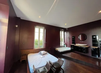 Logement de Luxe Avec Piscine Intérieure Privée Hôtels à proximité de : Paroisse St Claude Tassin