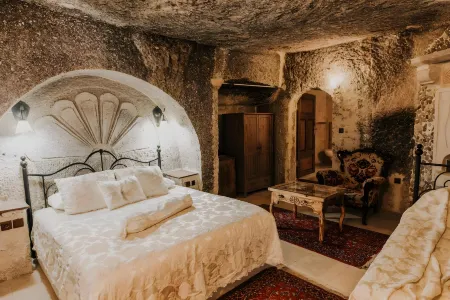 Holiday Cave Hotel