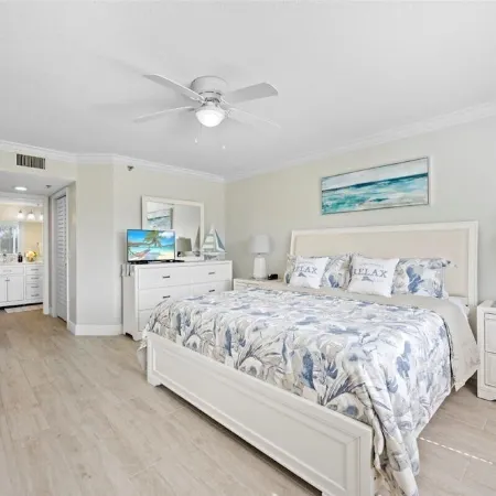 2/2 Condo-5 Minute Walk to Beach