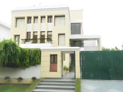 Tavisha Villa Golf Course MG Road Hotels near DLF Cyber Hub