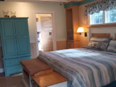 Beautiful Waterfront Hideaway Gem on Bessy Creek w/ Swim Spa, Tiki Bar Boat Lift Hotels in Palm City