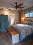 Beautiful Waterfront Hideaway Gem on Bessy Creek w/ Swim Spa, Tiki Bar Boat Lift