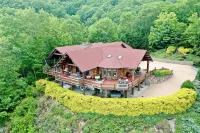 TN Mountain Lodge: sleeps 22+ lake, hikes, hot tub, Sauna