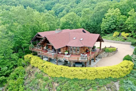 TN Mountain Lodge: sleeps 22+ lake, hikes, hot tub, Sauna