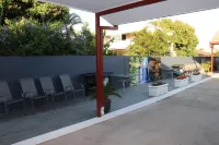 Spanish Lace Motor Inn - parking