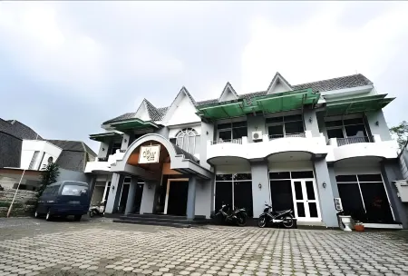 De'Qur Hotel Bandung Отели рядом с достопримечательностью «Upside Down World Bandung»