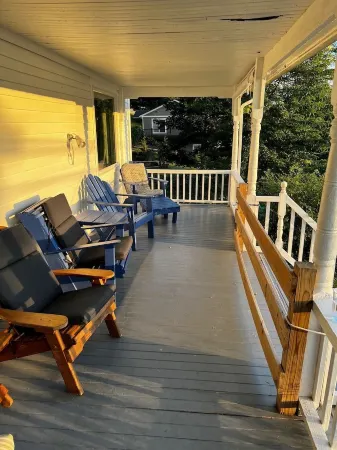 Beautiful House and Yard, Stunning View, 120' Lakefront, Covered Front Porch Отели в г. Баррингтон