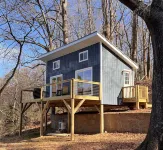 Rockwall Cabin on the Pond! Cool spot, 10 minute drive to Hickory.