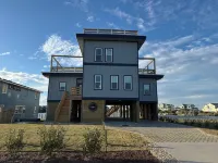 The Ripple Effect-Brand New & Waterfront - 360 Degree Water! Seaside Art Gallery附近的飯店